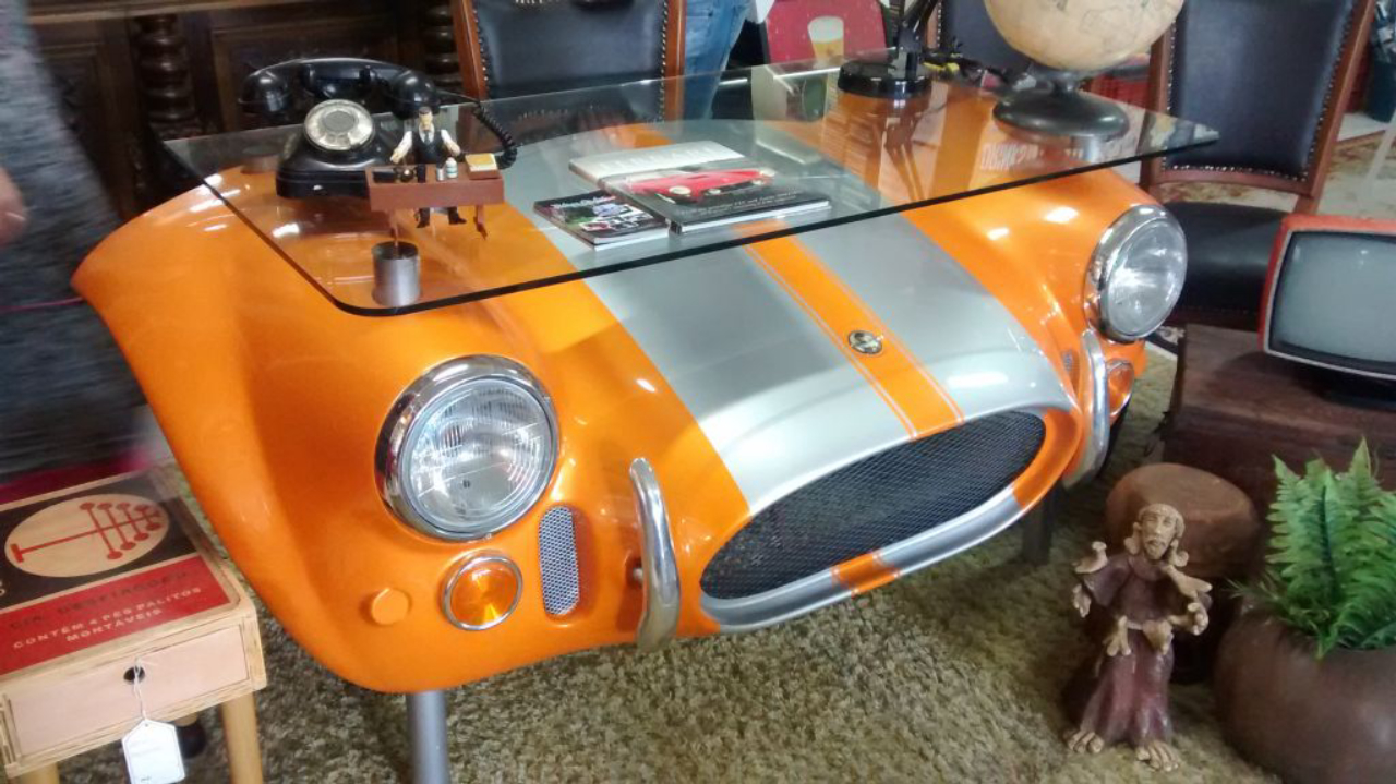 Mesa feita com dianteira do carro Shelby Cobra feita em fibra de vidro, por R$ 4,2 mil