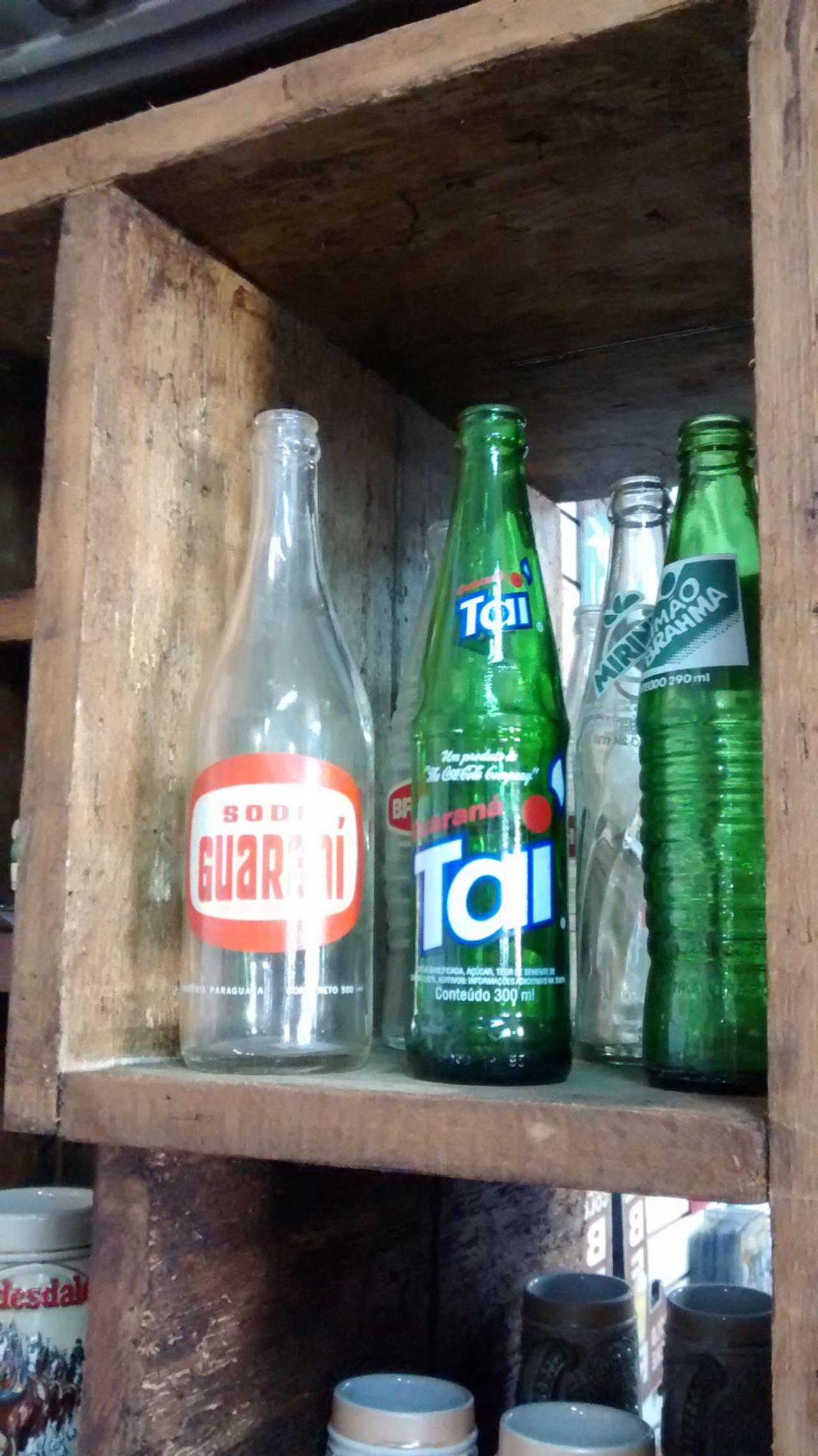 Garrafas vintage de bebidas de antigamente, com preços que variam de R$ 5 a R$ 40 no evento