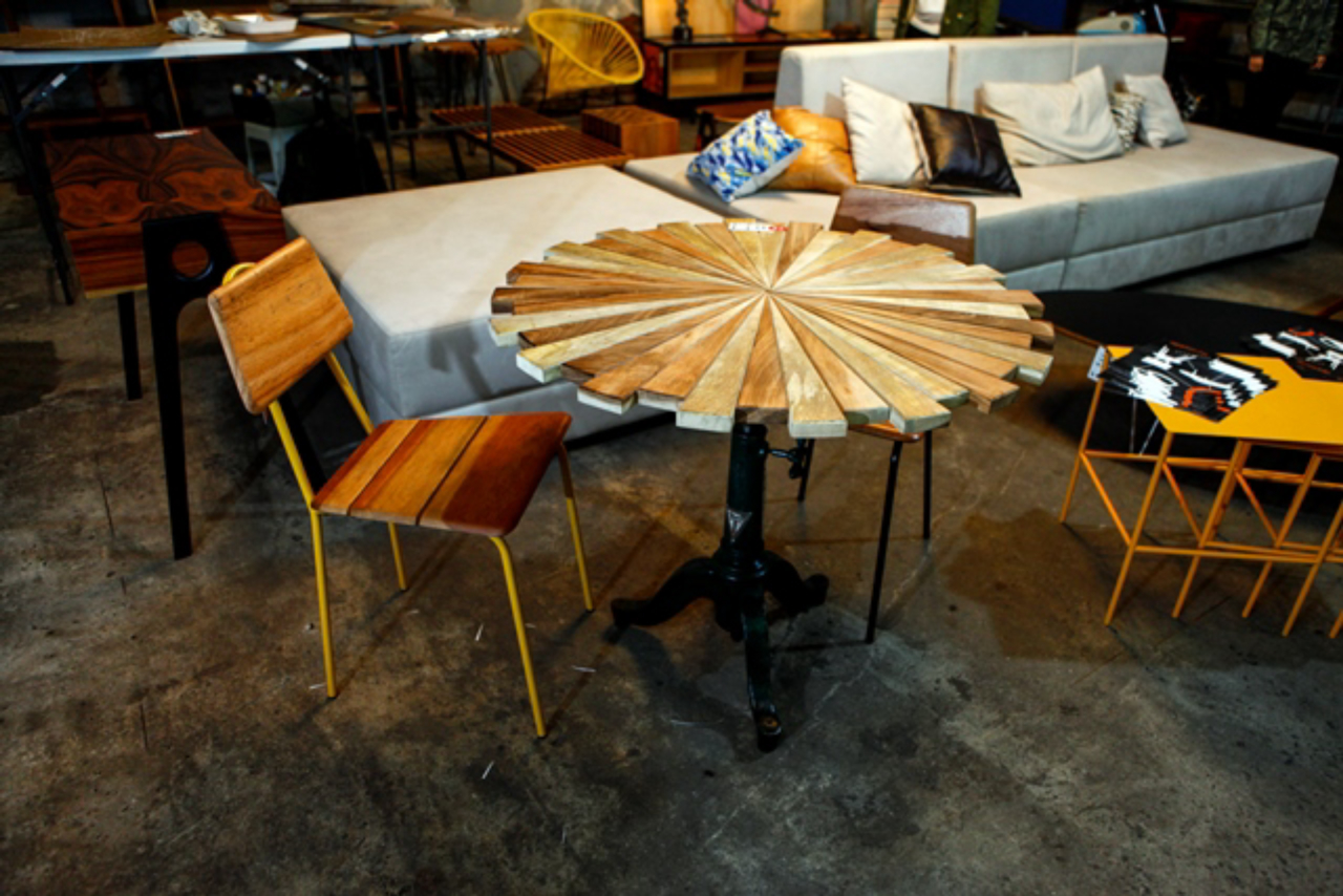 A madeira da mesa Grand Fiore foi toda trabalhada, dando o aspecto estrelado. O design é da Desmobilia e custa R$ 1,6 mil (Foto: André Rodrigues / Gazeta do Povo)