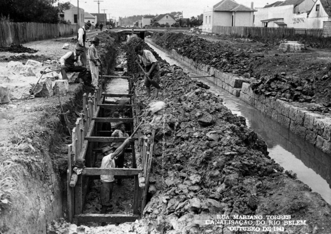 Em 1942, o Belém foi canalizado e coberto na região onde hoje passa a Avenida Mariano Torres. Foto: Arthur Júlio Wischral/Casa da Memória de Curitiba 