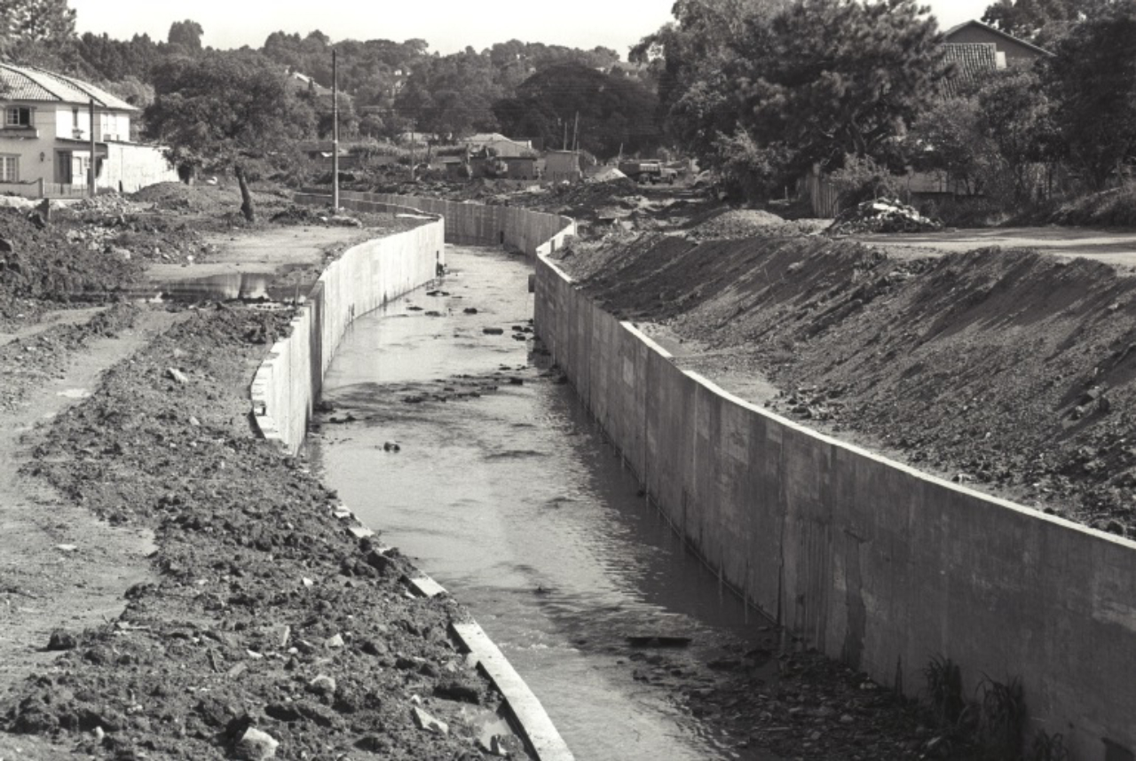 Trecho já canalizado do Belém no Ahú , em 1995. Obras ampliaram espaço, mas diminuíram absorção do solo. Foto: Amaury Cosiaki/Arquivo Público Municipal de Curitiba