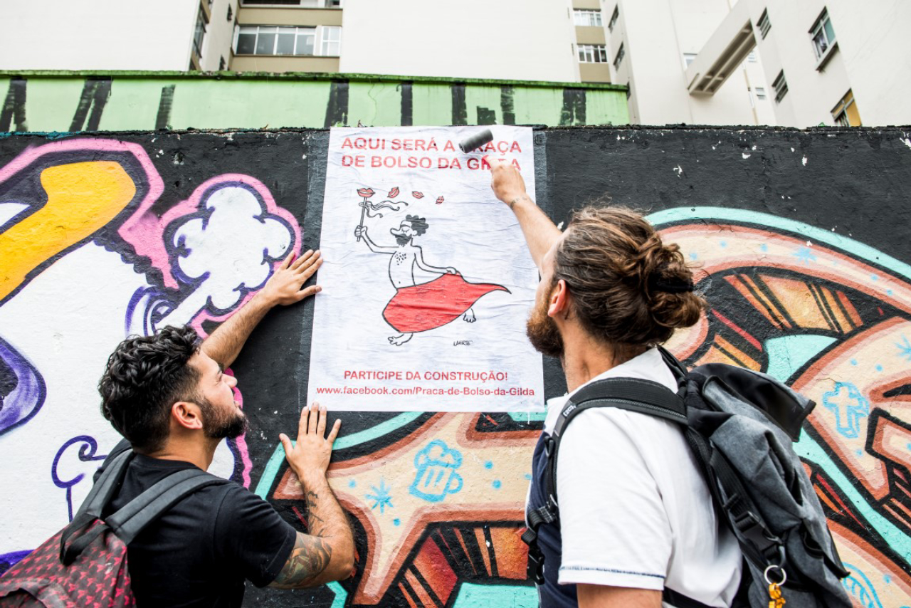 Arte da Laerte Coutinho foi colocada no muro do terreno onde se pretende implantar a Praça de Bolso Gilda.<br>Foto: Leticia Akemi / Gazeta do Povo. 