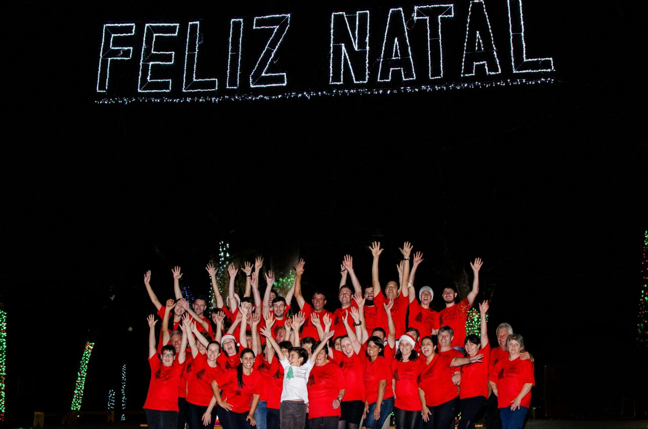 Pouco antes da abertura da Rua Iluminada para visitação neste sábado (24), a família Moletta aproveitou para fazer um registro de todo o clã reunido para uma festa em família e com a comunidade.<br>Foto: Arquivo Pessoal. 