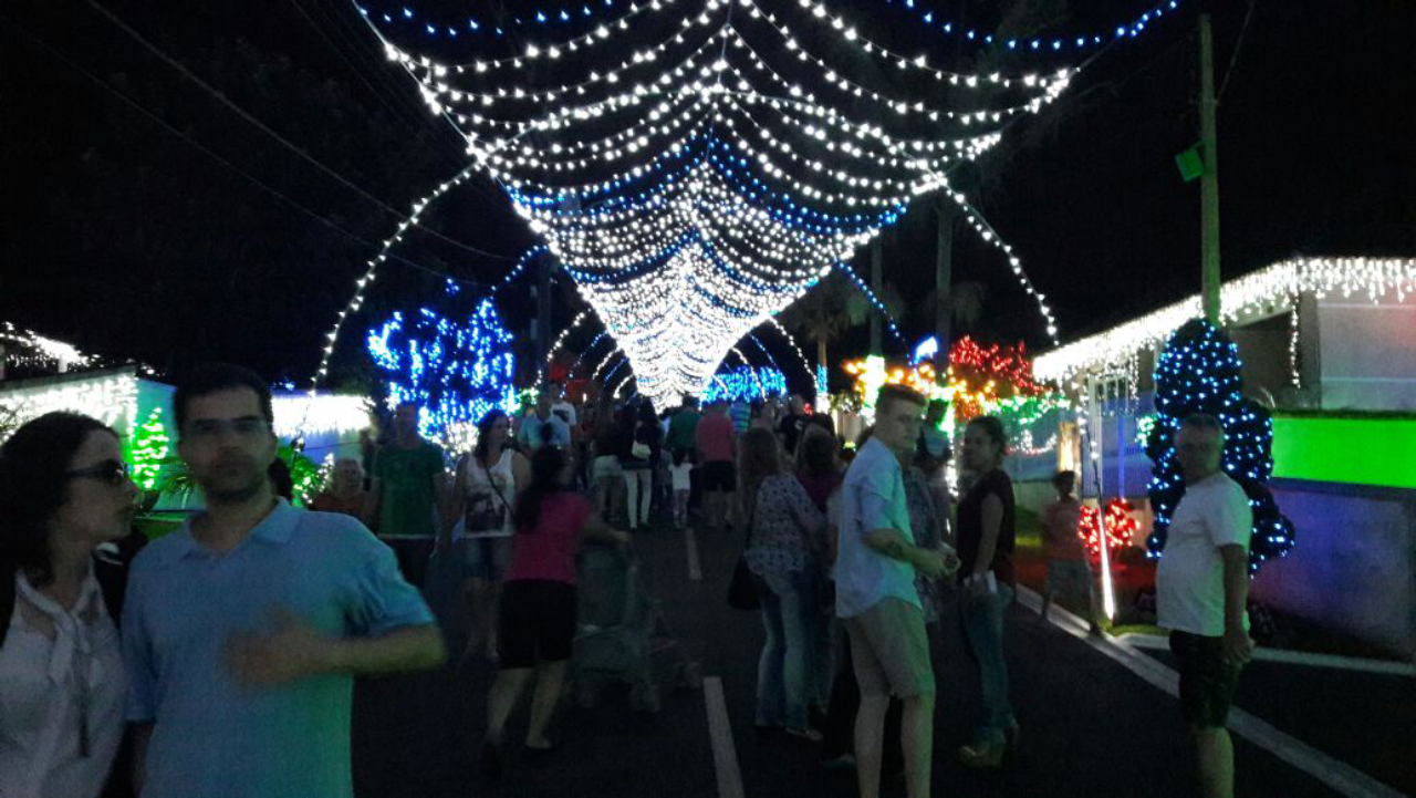 A Rua Iluminada da Família Moletta acolheu pessoas que  iriam passar o Natal sozinhas e famílias que optaram por uma programação diferente na noite de Natal.<br>Foto: Família Moletta / Arquivo Pessoal. 