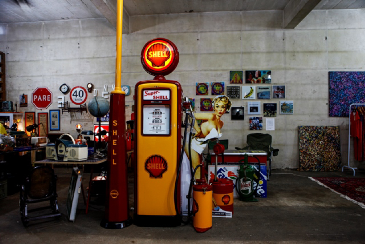 As bombas são todas originais e reformadas pela Bombas Antigas. Esta, da Shell, é de 1954 e custa R$ 22 mil<br>(Foto: André Rodrigues / Gazeta do Povo)