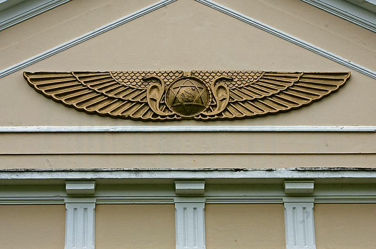 Asas de águia no frontão: símbolo dos mensageiros dos deuses greco-romanos.
