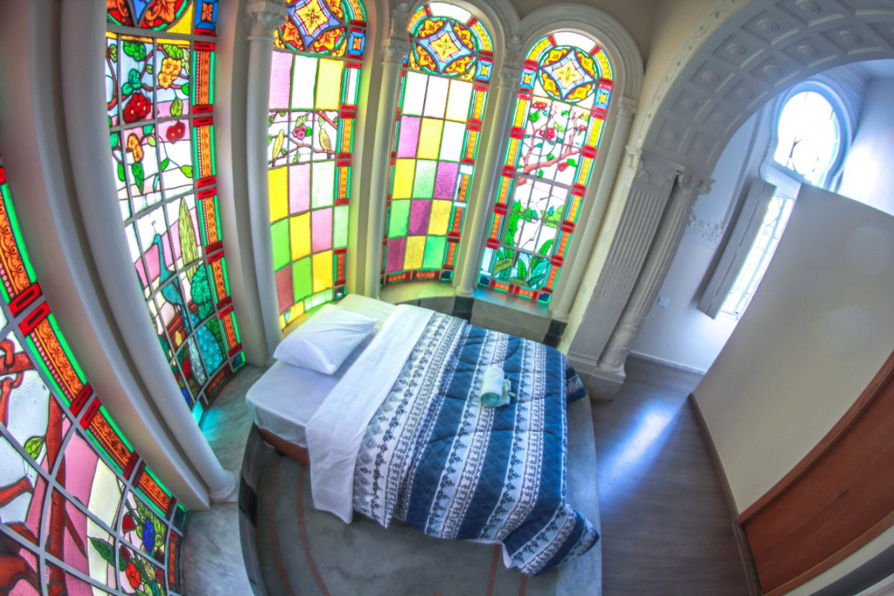 Detalhe de um dos quartos do hostel. Os vitrais foram mantidos e trazem um clima totalmente inusitado.<br>Foto: Divulgação