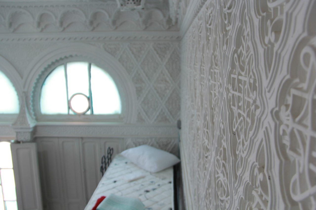 Nas paredes foram mantidos os detalhes em alto relevo.<br>Foto: Divulgação