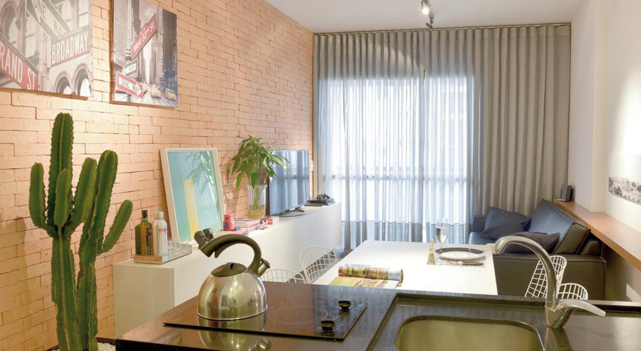Sala ambientada pela arquiteta Ana Boscardin valoriza praticidade nos móveis e materiais, que contam com texturas variadas. Fotos: Mel Gabardo / Gazeta do Povo