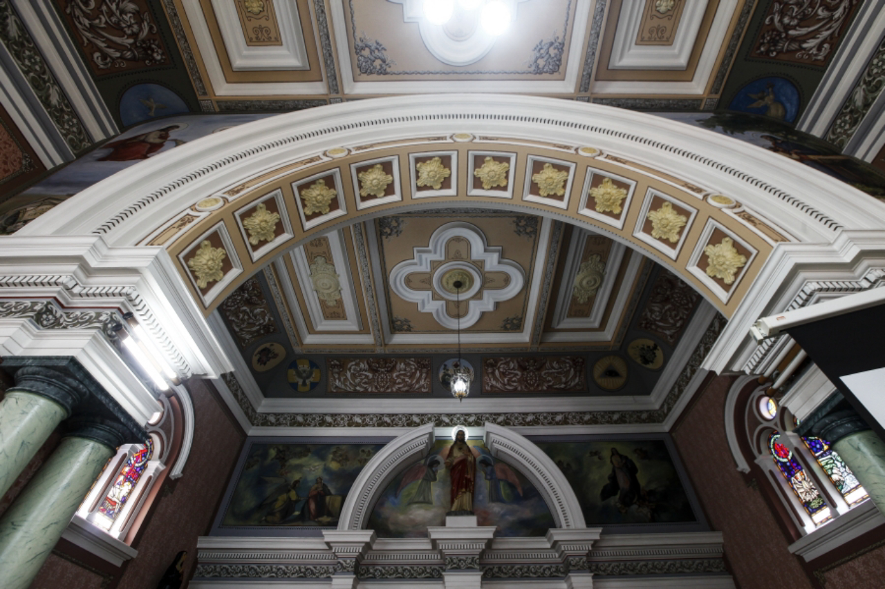 Interior da capela do Colégio Santa Terezinha, a última obra em que De Mio atuou.