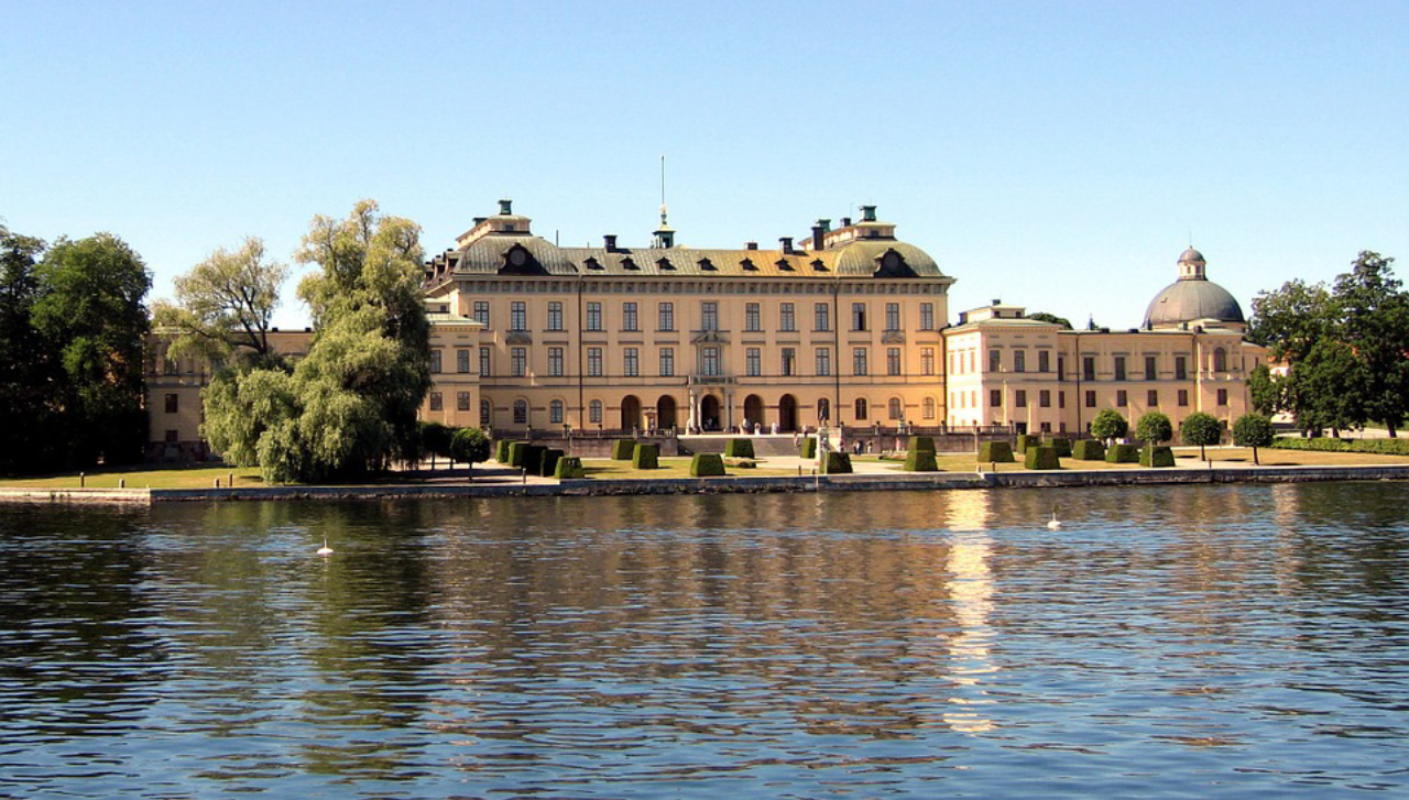 Instalado em uma ilha próxima da capital Estocolmo, o palácio é um dos principais pontos turísticos do país