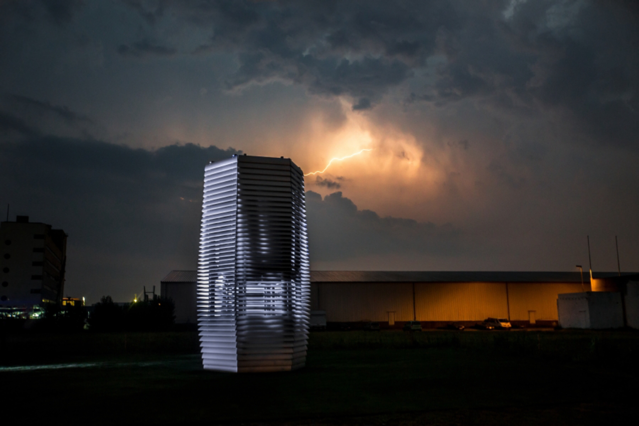 Torre do projeto Smog Free: maior purificador de ar do mundo, que recolhe fuligem para a criação de bijuterias.