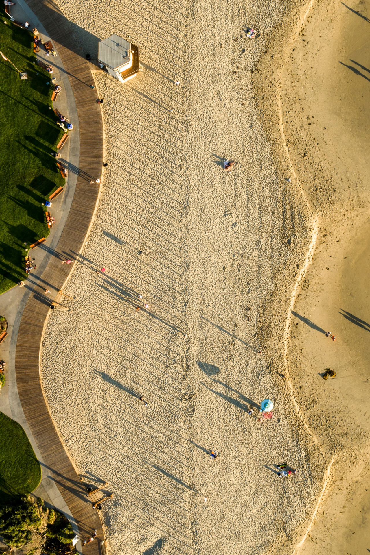 Sombras formadas pela obra criam efeito de linhas nas areias da praia de Laguna Beach