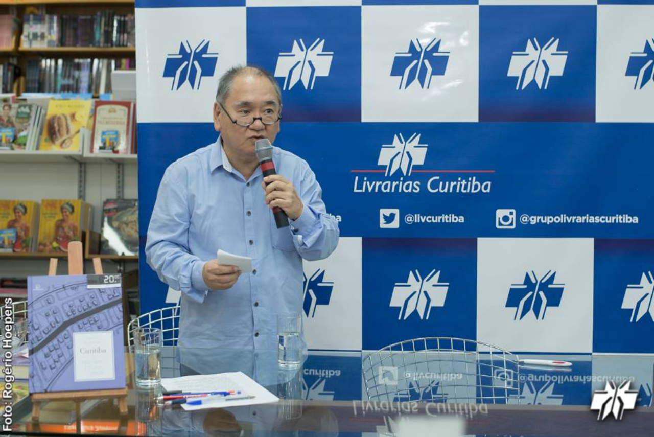 O jornalista Marcelo Oikawa é um dos autores. 