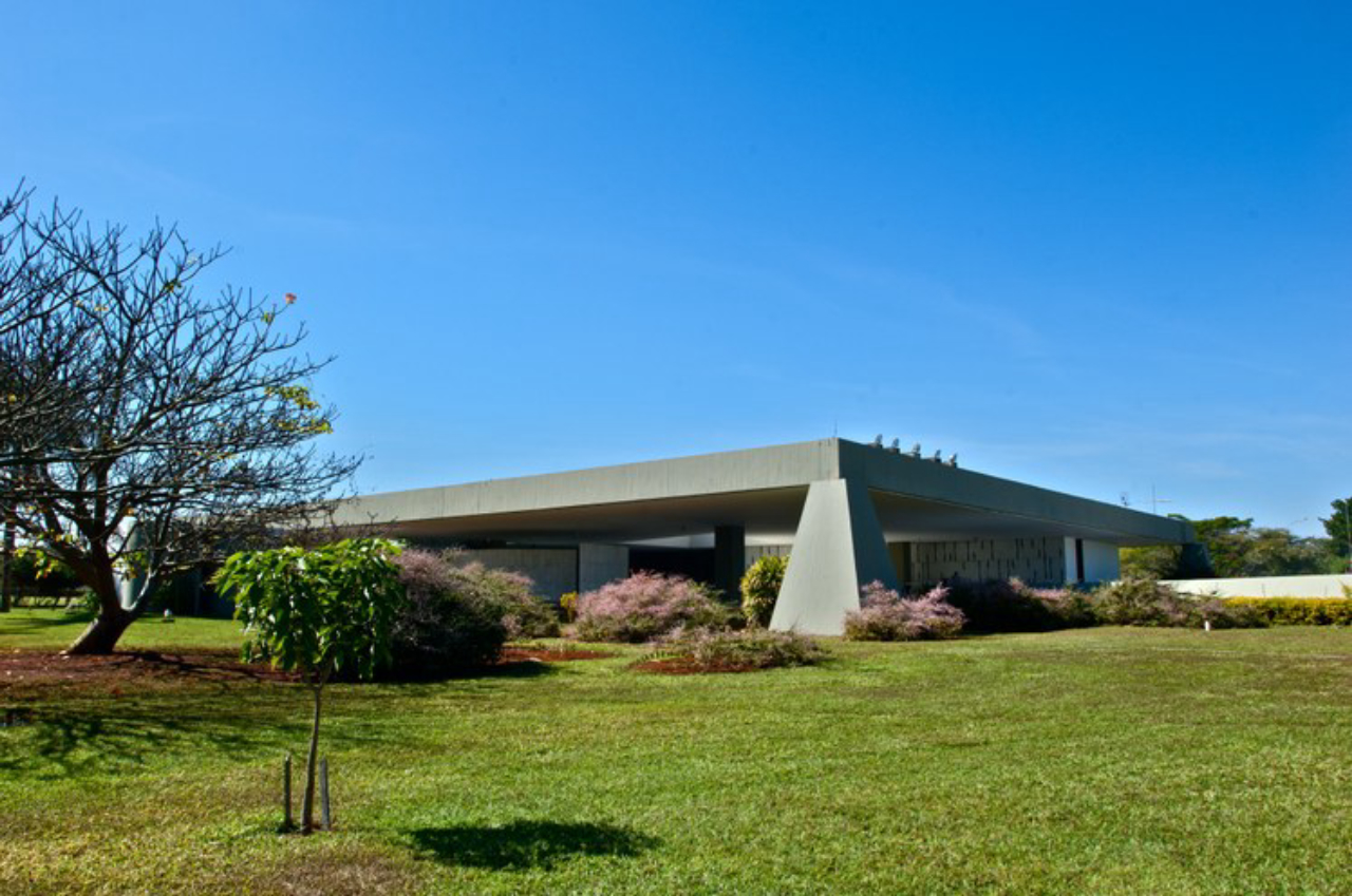 Em memorial descritivo, Oscar Niemeyer, autor do projeto, explica que decidiu misturar características das antigas casas de fazenda com a moderna técnica de concreto armado Foto: Aluízio de Assis / Divulgação 