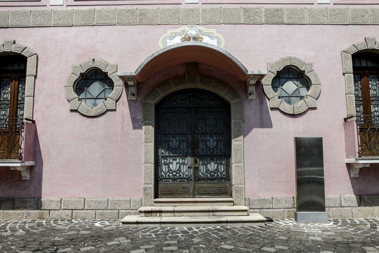 A casa fica anexa ao Hotel Pestana, no centro da cidade, e recentemente teve a fachada restaurada (Fotos: André Rodrigues/Gazeta do Povo)