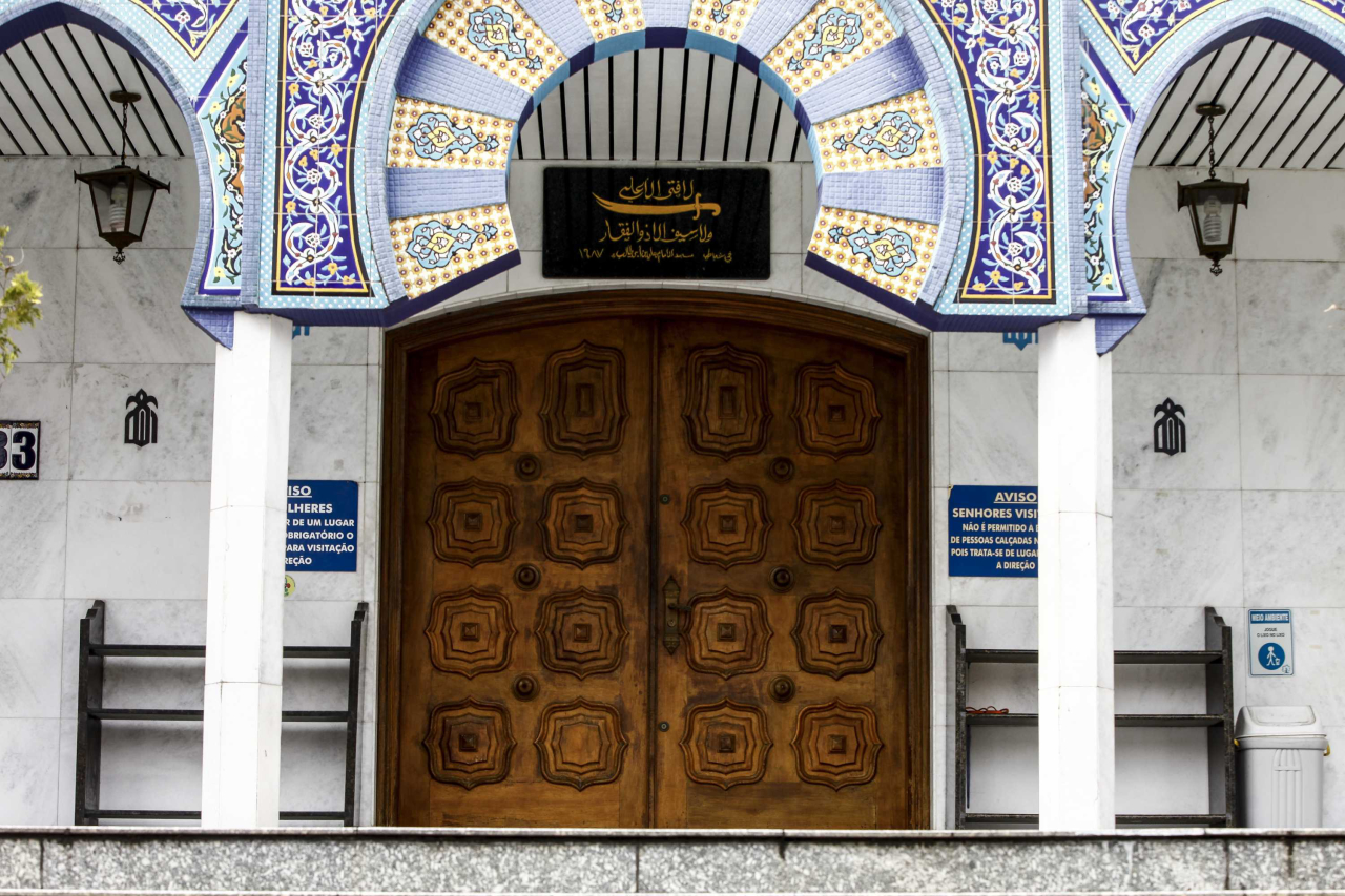A mesquita do Largo, além de uma bela porta, tem muitos outros detalhes de decoração islâmica