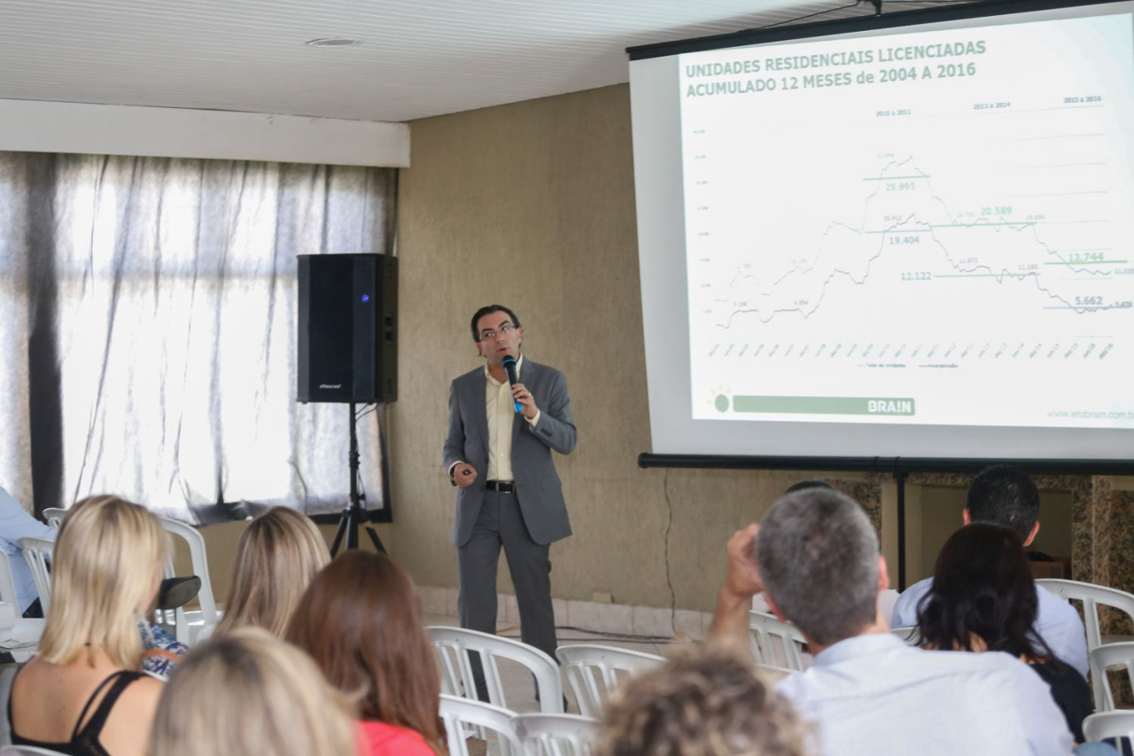 O economista Fábio Tadeu Araújo fala para uma plateia de arquitetos, designers e empresários do setor sobre o cenário do mercado imobiliário em Curitiba. 