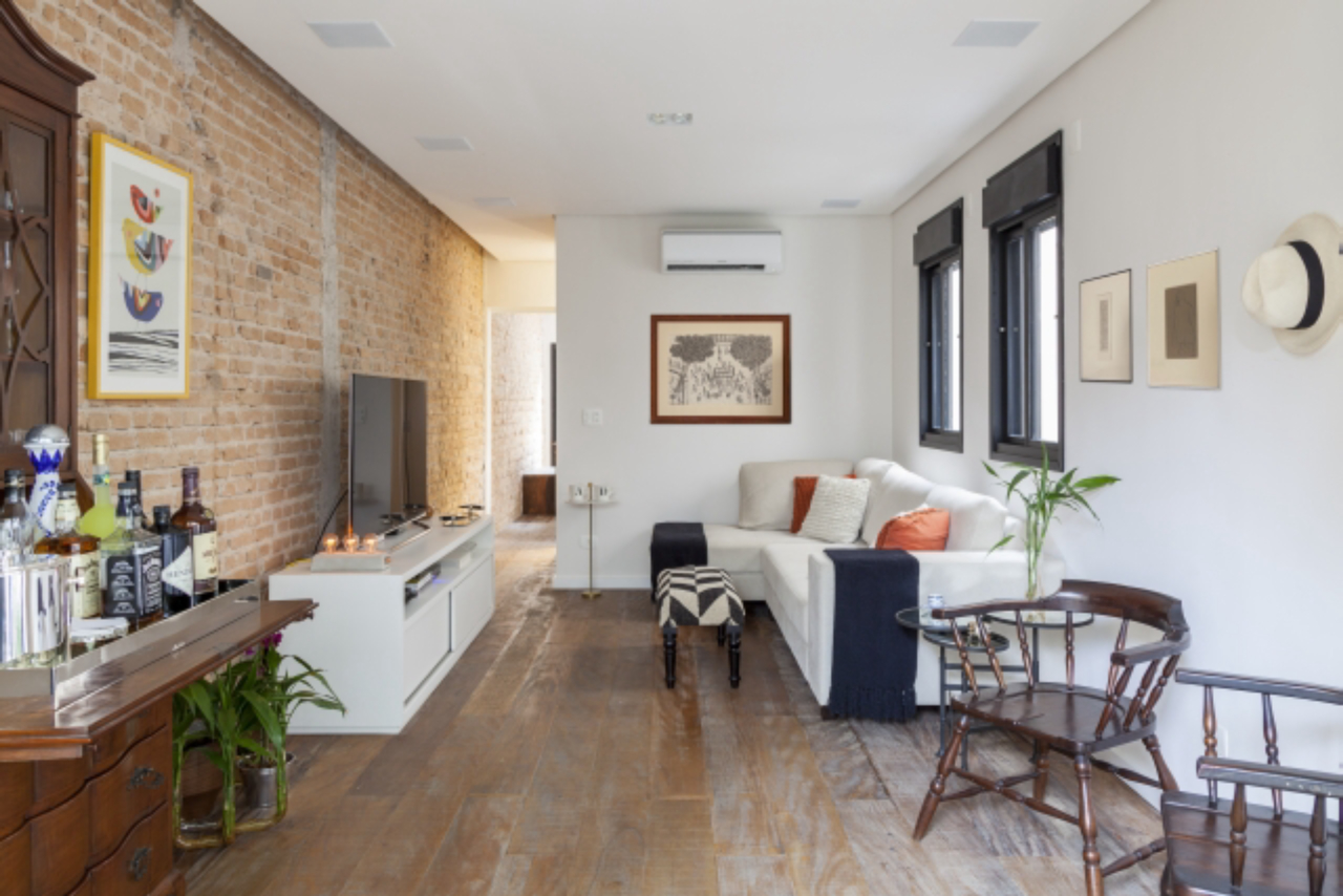 Casa da década de 1970 no bairro de Moema, em São Paulo, ganhou ainda mais charme depois de reforma conduzida pelo escritório Tria Arquitetura, com mescla de estilos rústico, clássico e contemporâneo. Foto: Julia Ribeiro/Divulgação