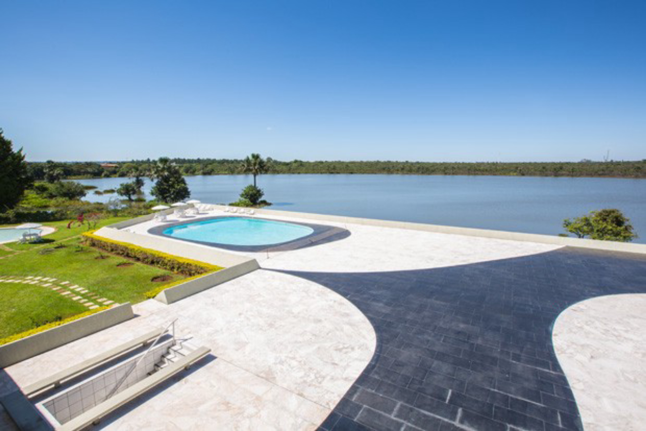 Área externa do Palácio Jaburu com vista para a lagoa de mesmo nome. Foto: Anderson Riedel / Divulgação. 