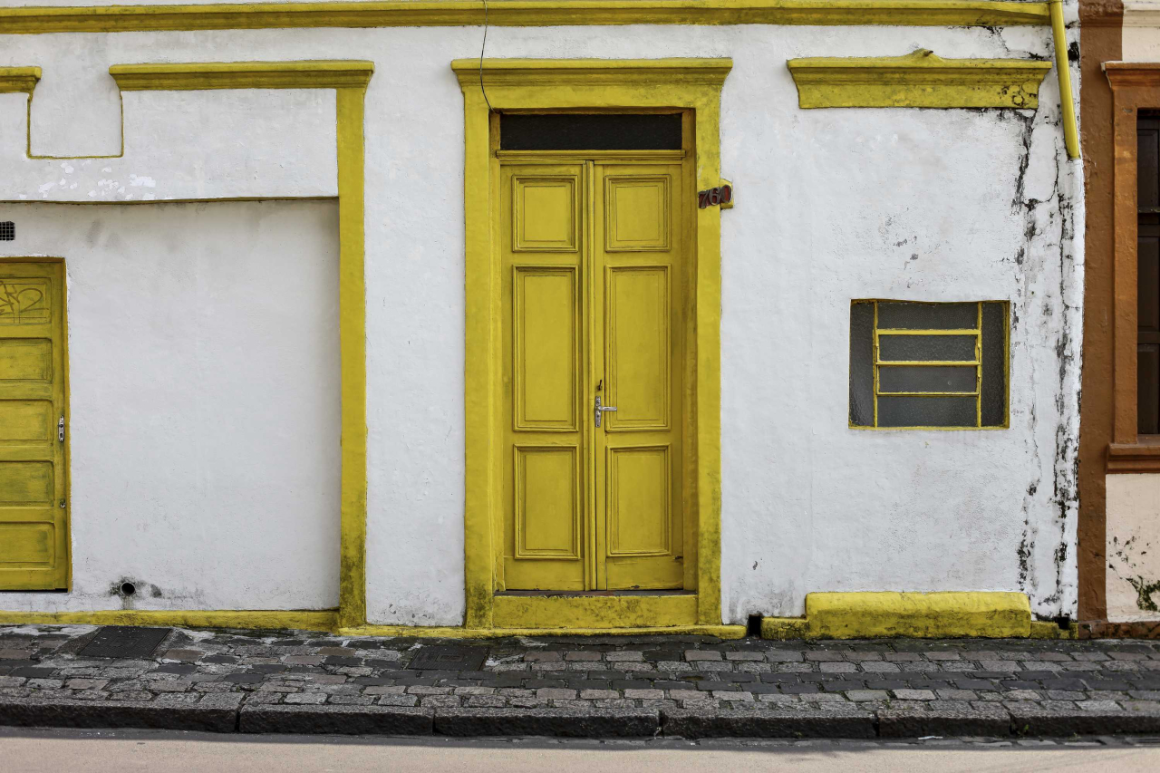 Na Rua Carlos Cavalcanti, uma casa se destaca pela excentricidade da cor de sua porta