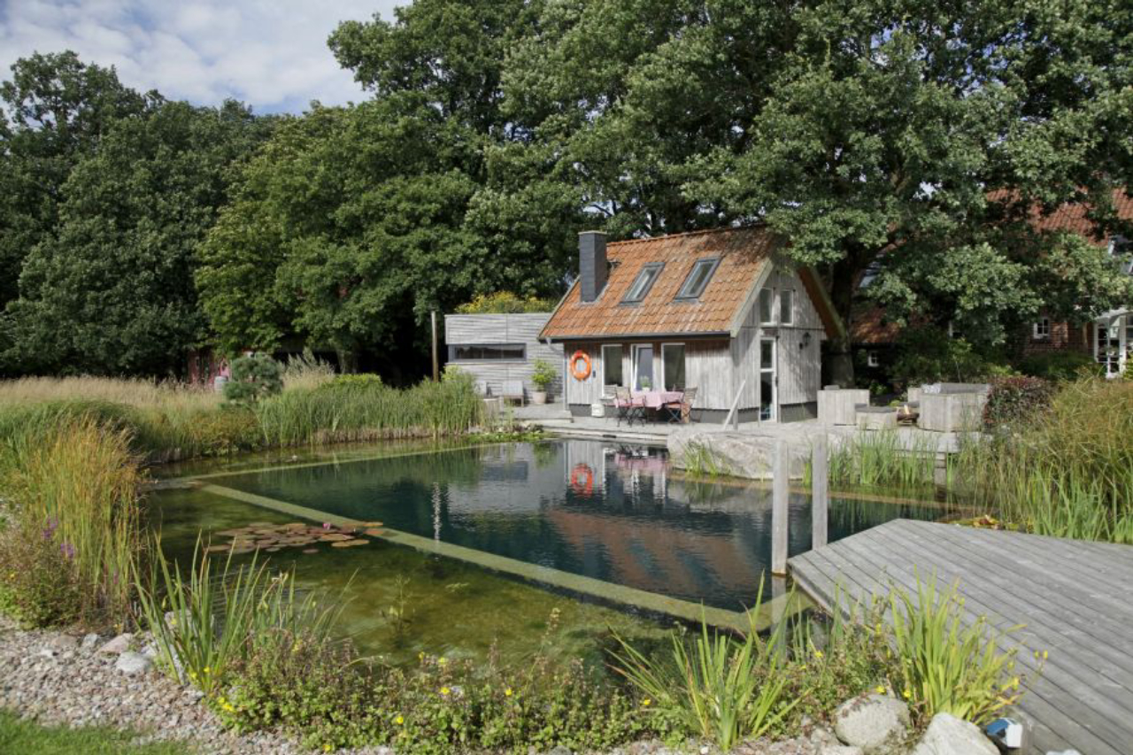 Piscina em casa de veraneio na Alemanha virou a estrela do paisagismo.
