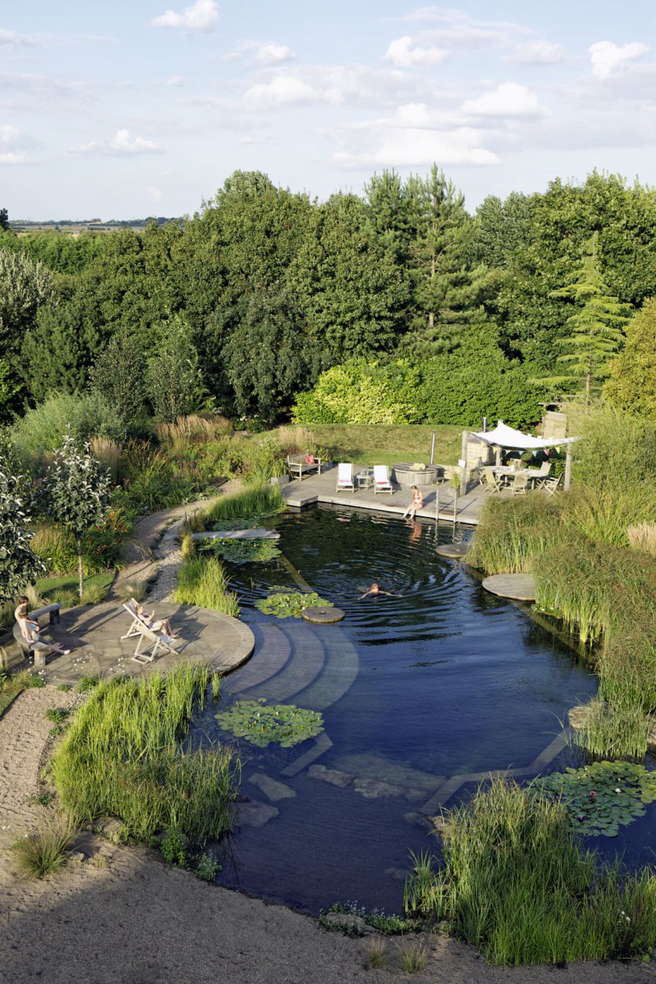 Piscina natural de 300 m² em Doncaster, na Inglaterra: projeto da Biotop conferiu diferentes profundidades para adultos e crianças se divertirem com segurança.