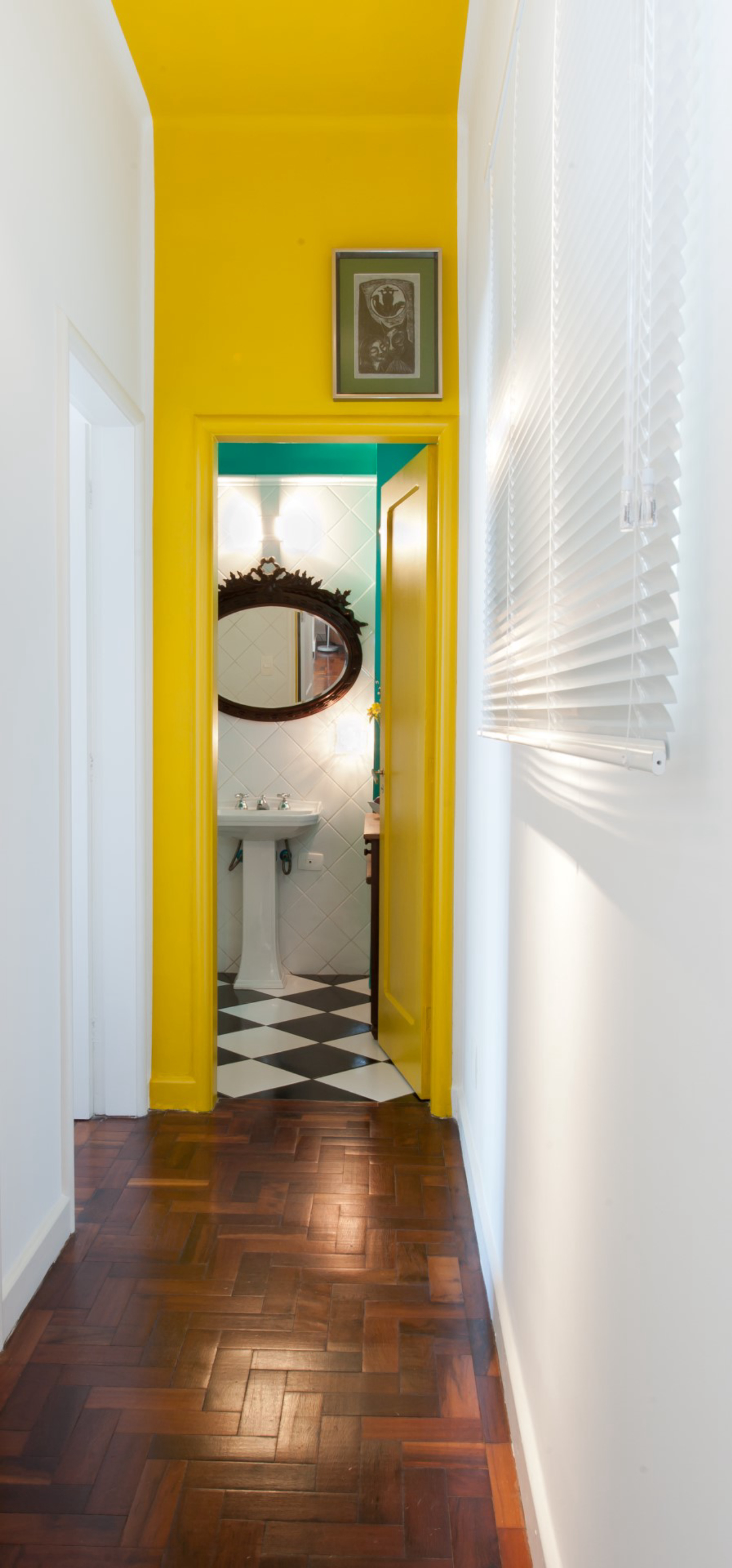 A cor amarela quebra a monotonia do pequeno corredor decorado por André Largura e Giovana Kimak do Studio Ambienta.<br>Foto: Leticia Akemi / Agência de Notícia Gazeta do Povo.