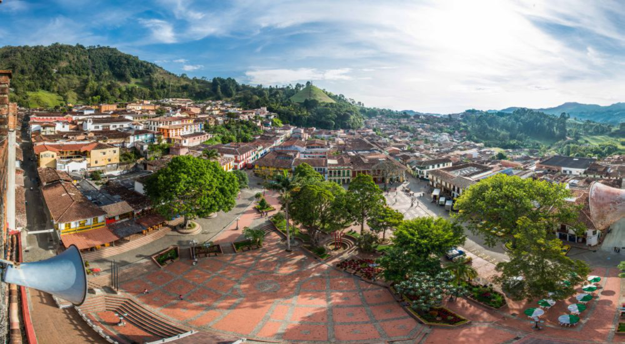 Vista ampla da cidade de morro colombiana que virou patrimônio arquitetônico do país.
