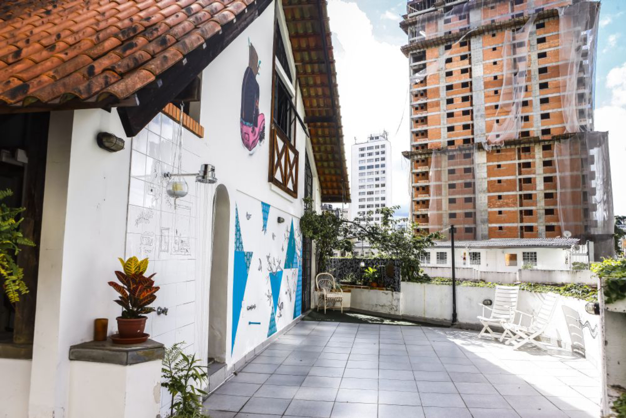 A casa no topo do Edifício Anita foi construída no início da década de 1990 pelo arquiteto Guenther Kuschick. Fotos: André Rodrigues/Gazeta do Povo