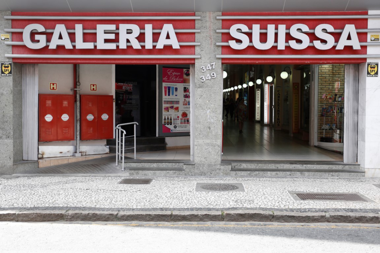 07-01-2016 - Galeria Suissa, no centro de Curtiba, liga as ruas Marechal Deodoro e Jose Loureiro, uma das mais tradicionais galerias de Curitiba