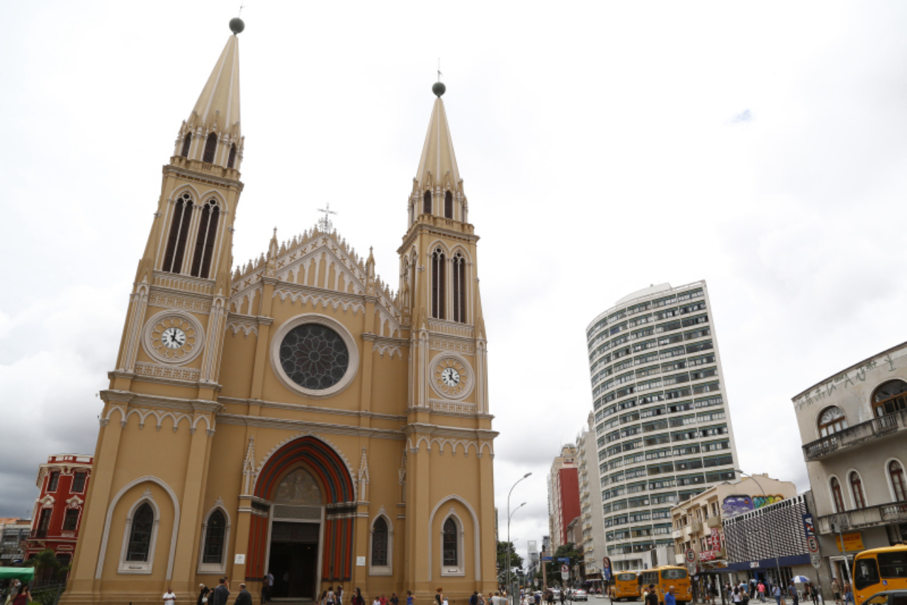 03-03-17 - Roteiro de igrejas com estilo neogotico em Curitiba. Na foto Catedral Basilica de Nossa Senhora da Luz dos Pinhais