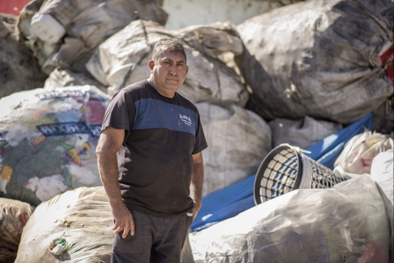 Vizinho da Sanepar, João Maria trabalha com coleta de lixo reciclável no leste. Foto:  Fernando Zequinão/Gazeta do Povo