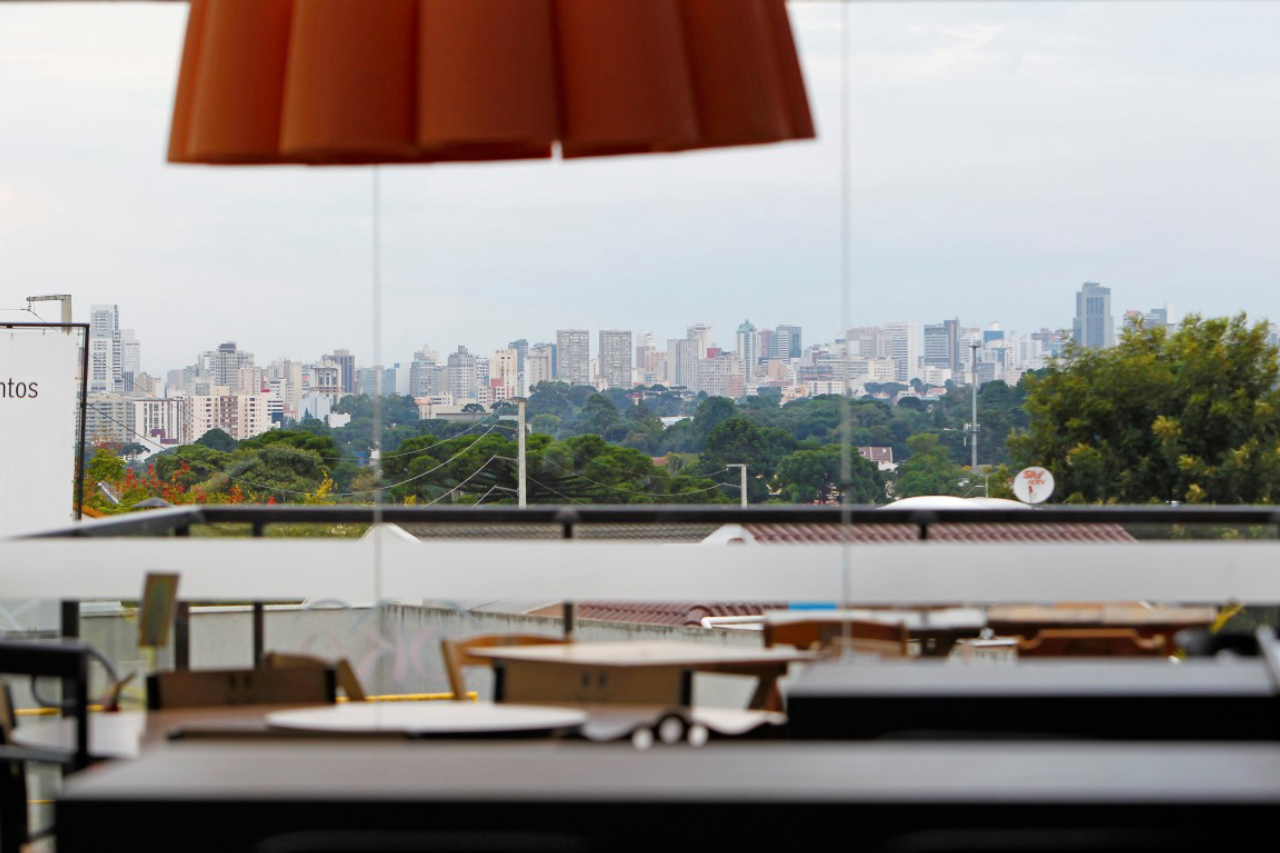 Fotografamos dois restaurantes e suas vistas da cidade o restaurante Oka - Foto: Antônio More / Gazeta do Povo