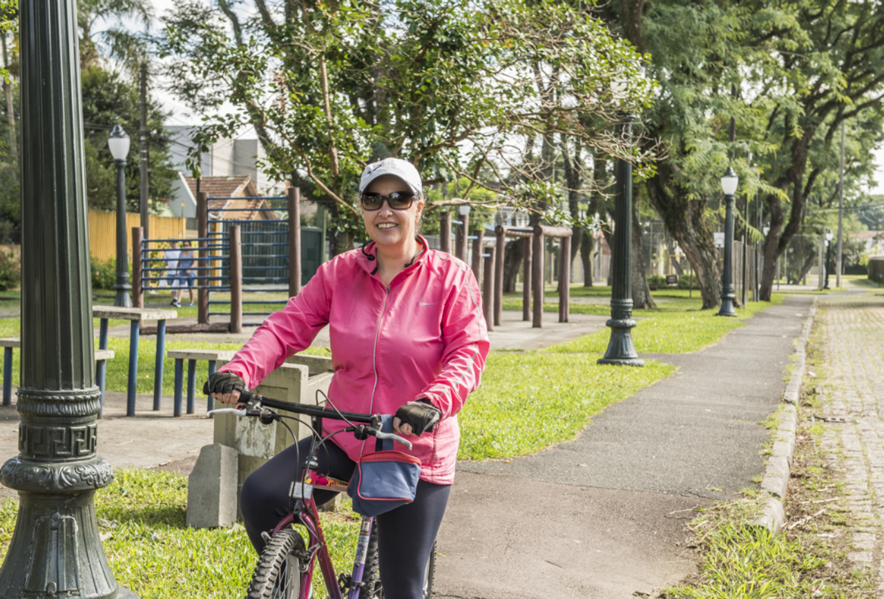 Patrícia Filizola prefere a rua Schiller para andar de bicicleta pela paisagem (Foto: Letícia Akemi / Gazeta do Povo)