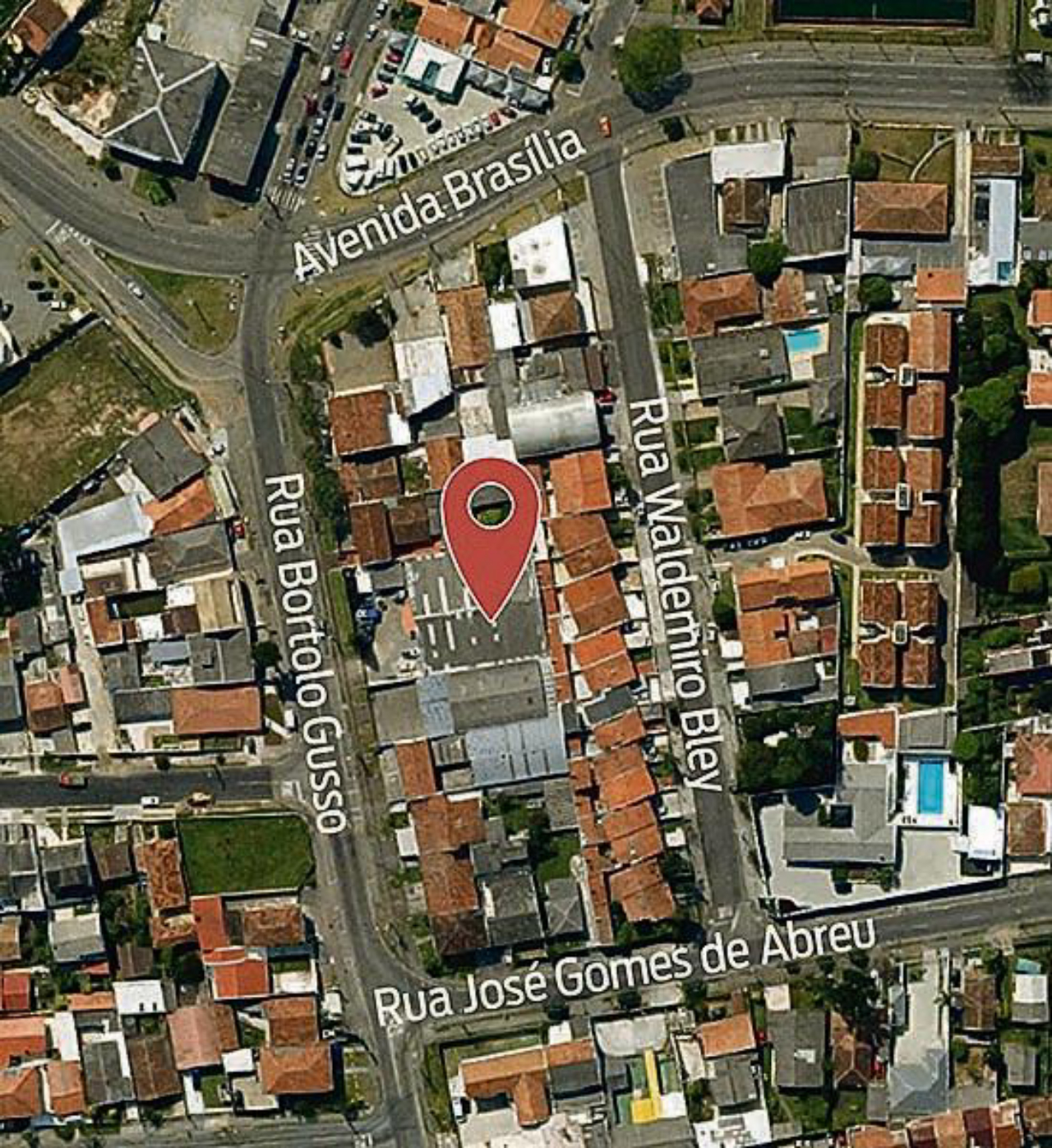 No mapa, a exata localização do centro geográfico de Curitiba, e, abaixo, a fachada da empresa Eletrobit