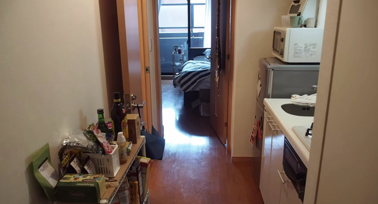 O pequeno apartamento de 8m² em Tóquio, no Japão, foi todo concebido para promover o bem estar mesmo em um espaço mínimo.<br>Foto: Reprodução Youtube. 