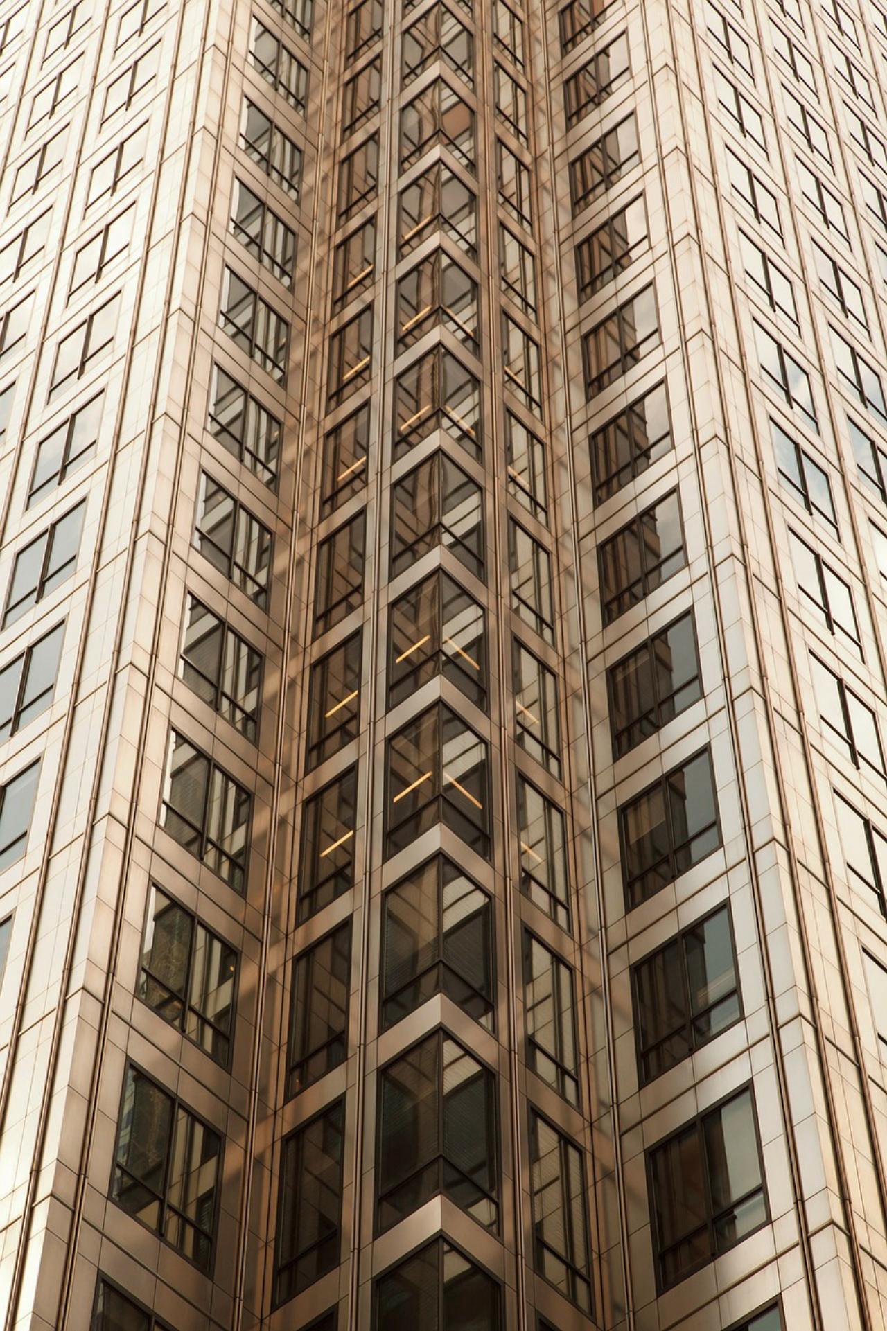 A espessura de lajes e o espaçamento entre os pilares ajuda a explicar a maior vibração de arranha-céus construídos a partir de 1970.<br>Foto: Pixabay  