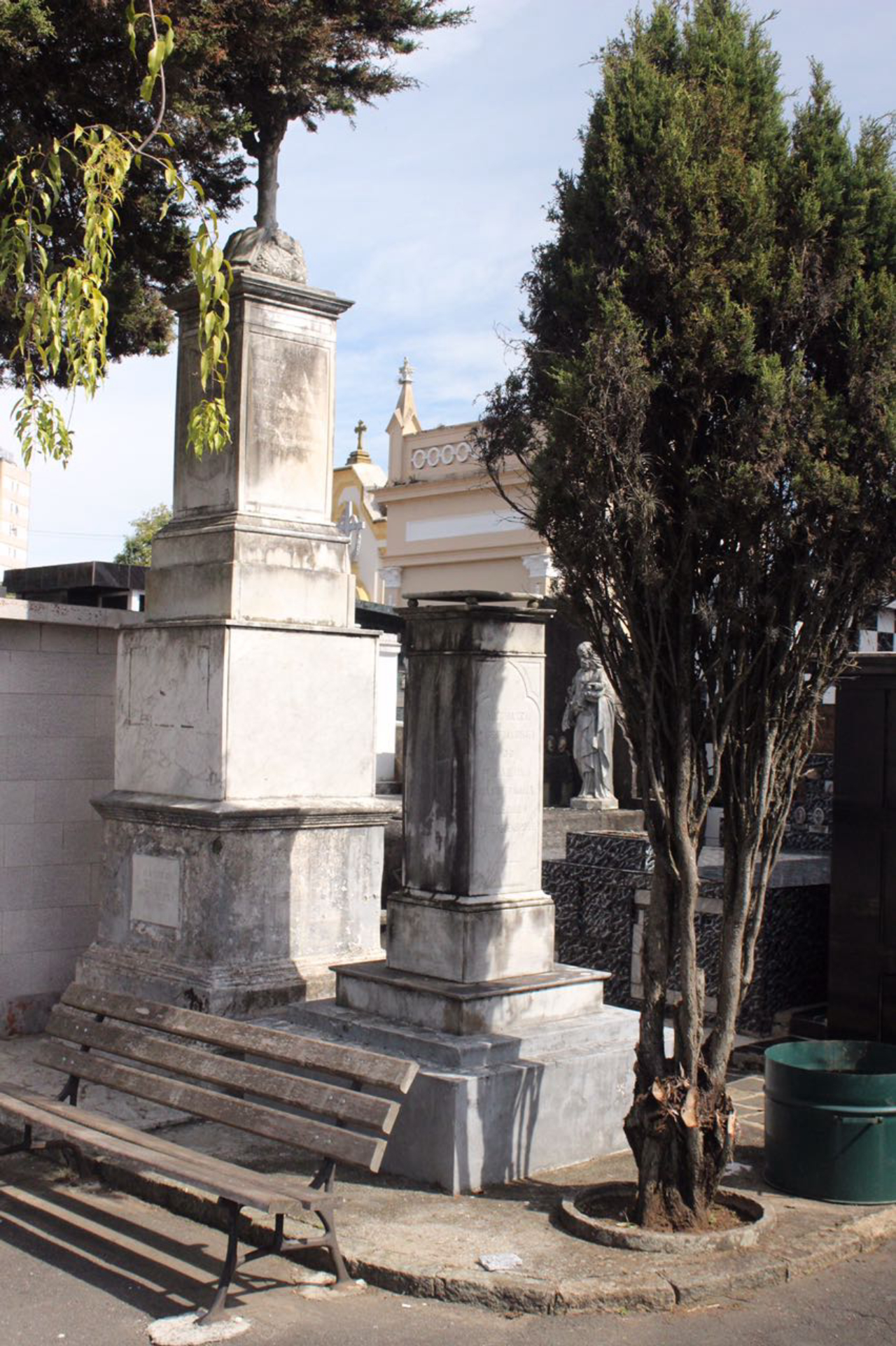 Pequeno túmulo próximo à pedra fundamental do cemitério é considerado uma das primeiras construções do local. Ali, está enterrado o Pe. João Sotto Maior, que dá o nome da praça em frente ao Cemitério Municipal de Curitiba.
