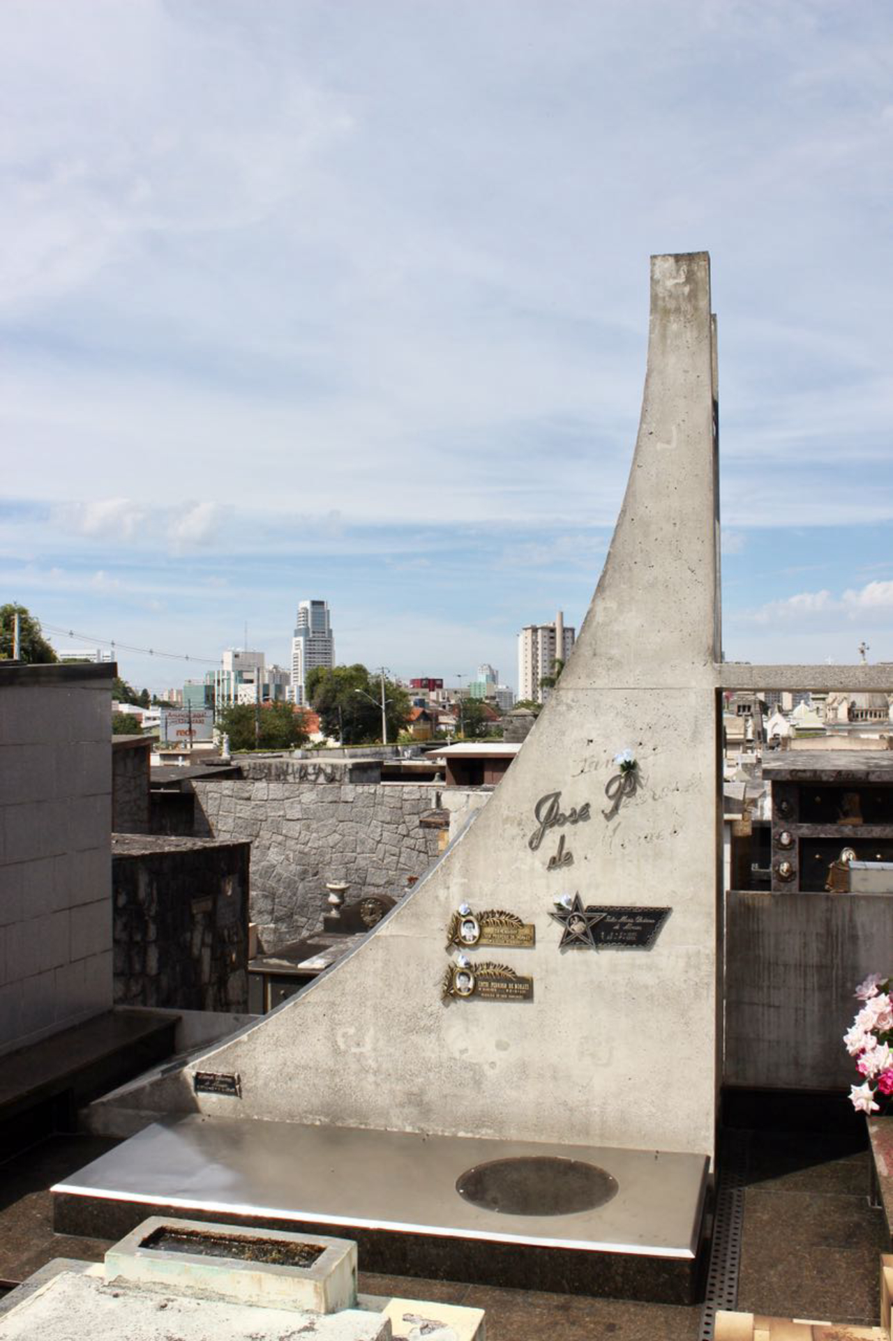 Túmulo da família Pedroso, sobrenome do "Rei dos Tapetes", é considerado um dos marcos de arquitetura modernista dentro do cemitério, com uso de linhas simples, metal, vidro e concreto aparente.
