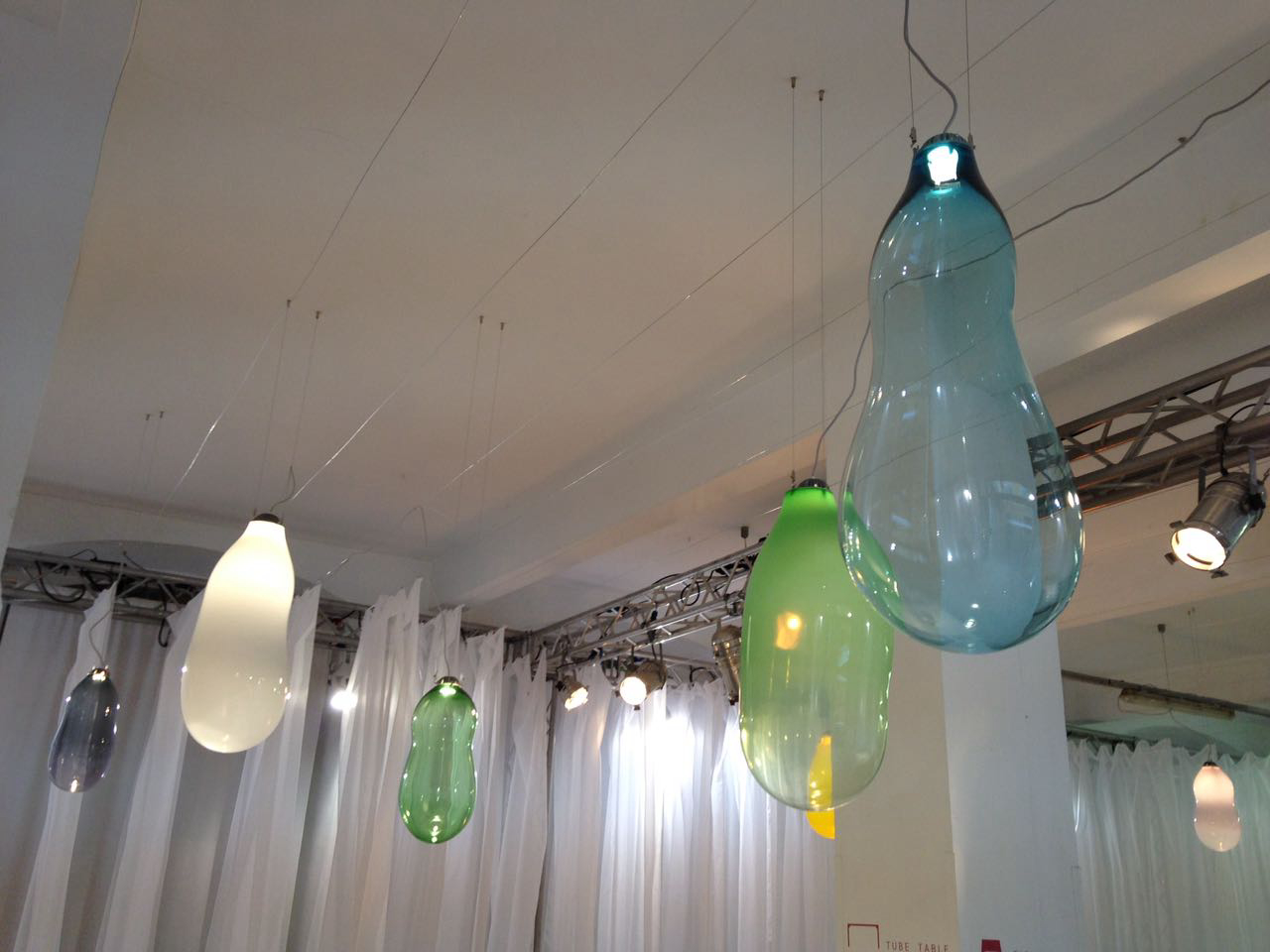 Luminárias que parecem balões de festa, feitas em vidro. Foto: Luan Galani / Gazeta do Povo