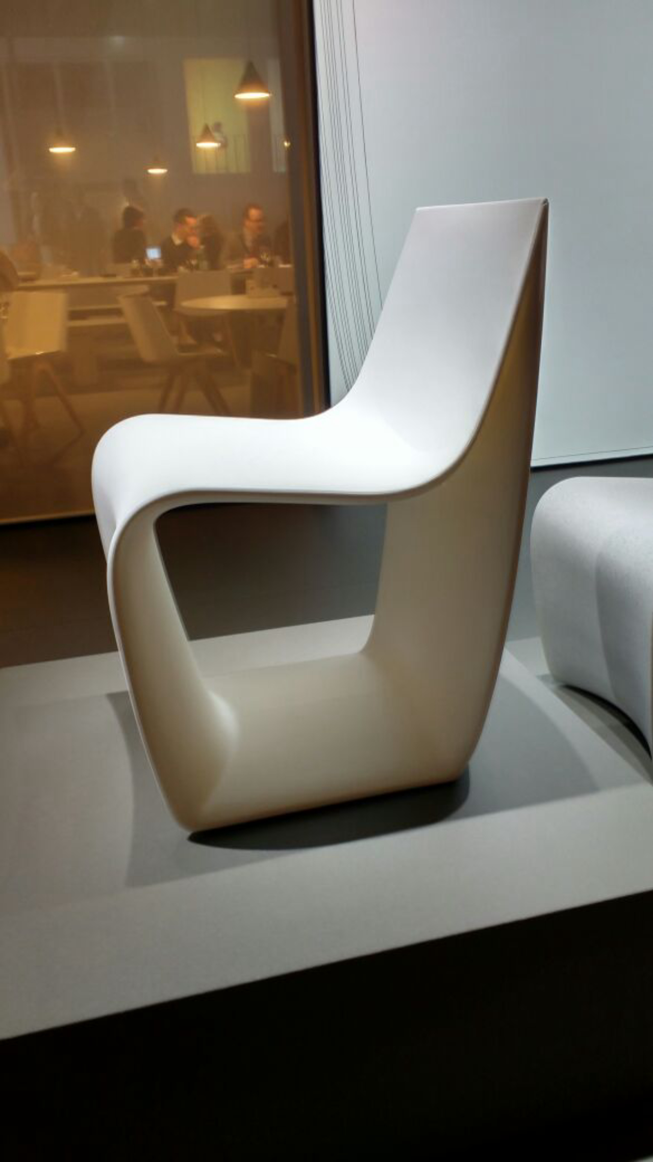 Design mais limpo, com cantos arredondados aparecem com bastante força. A cadeira é da MDF Italy. 