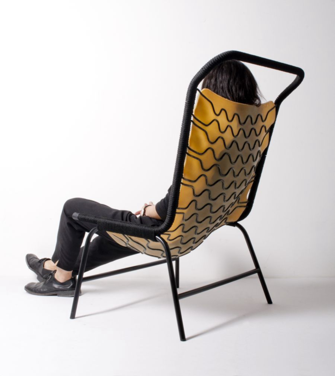 Cadeira Cellastic do japonês Studio Rope, com assento em borracha e estrutura em fibra de corda, inspirada na estética molecular das células animais.