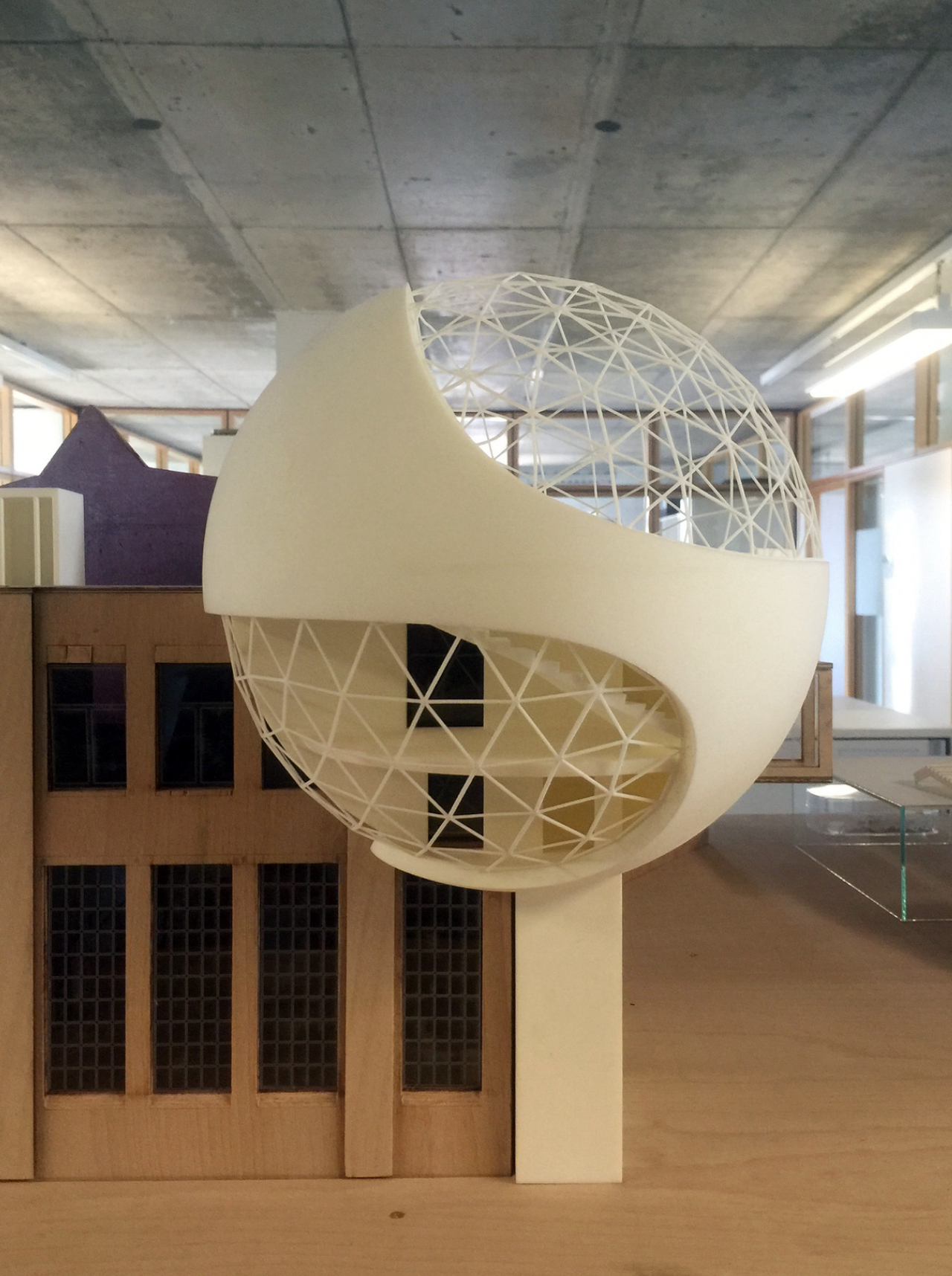 Projeto é uma esfera de vidro e concreto e será um anexo de uma fábrica na Alemanha.<br>Foto: Kirow / Divulgação