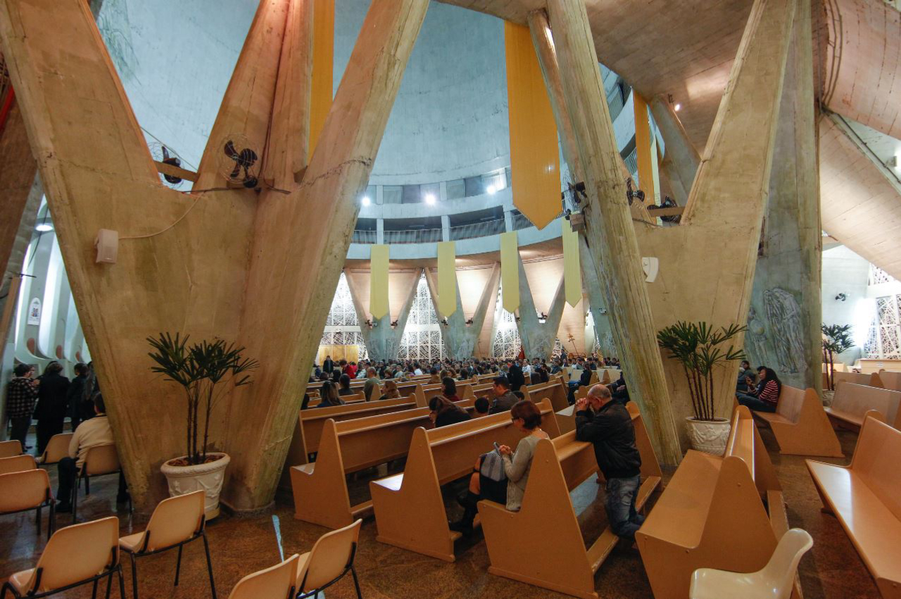 Os pilares triplos no interior da Catedral foram projetados para sustentar a estrutura dupla do cone principal. Foto: Daniel Castellano / Arquivo AGP / Agência de Notícias Gazeta do Povo