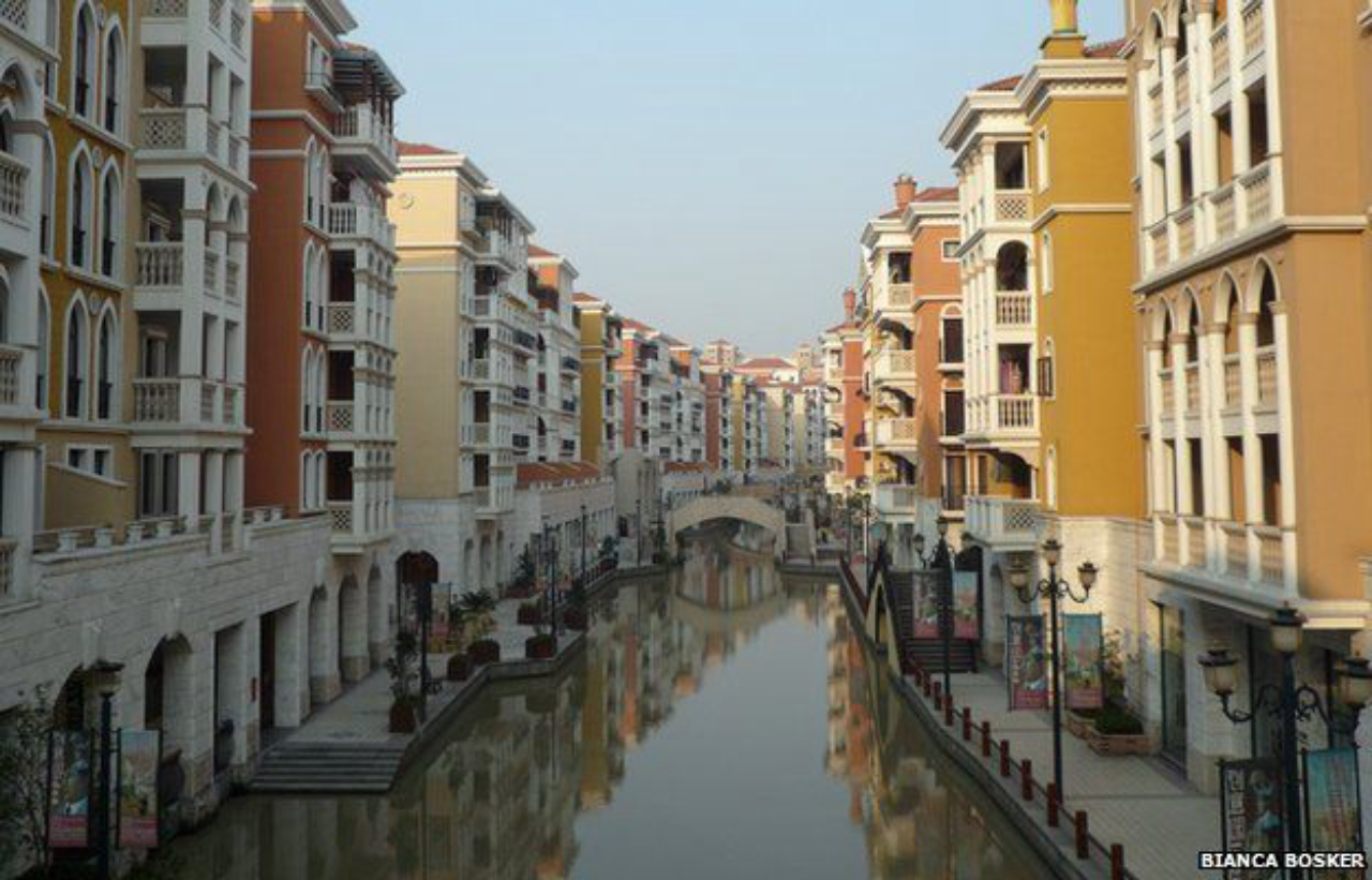 Parece Veneza, mas essa é a cidade chinesa de Dalian, construída para imitar a original italiana. Chineses vestidos com as tradicionais roupas dos gondoleiros fazem a alegria dos turistas. Foto: Bianca Bosker