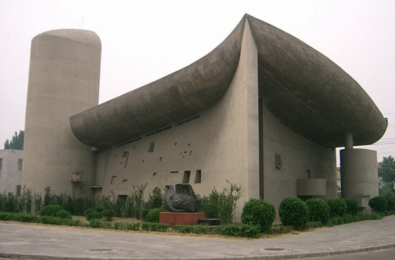 Réplica da Corbusier Chapel feita na cidade de Zhengzhou, China. O projeto original é do arquiteto Charles-Édouard Jeanneret, mais conhecido como Le Corbusier. A construção verdadeira fica em Ronchamp, na França. Foto: Dailymail<br>