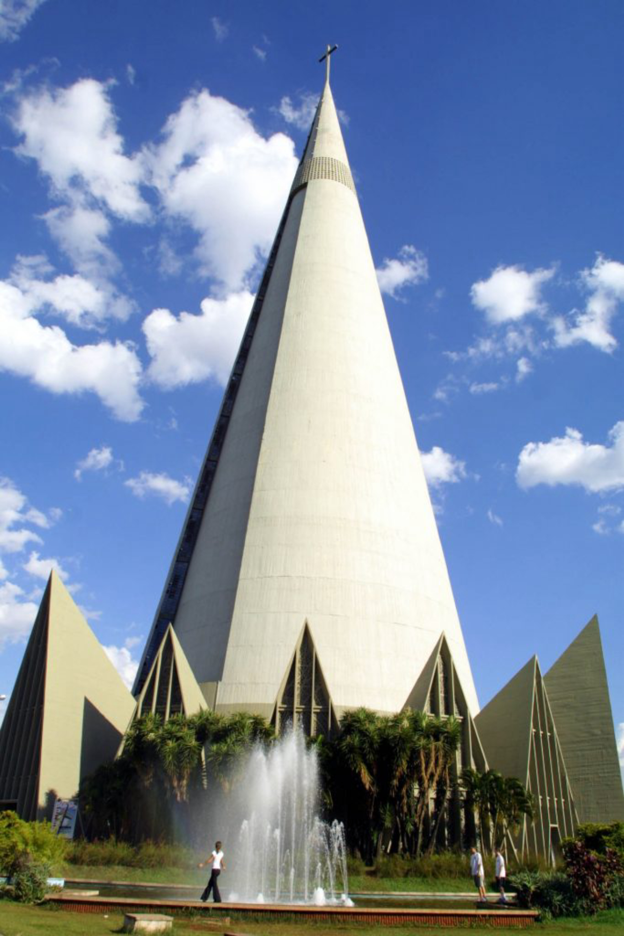 O formato da Catedral já foi comparado ao foguete espacial Sputnik II. Foto: Jonathan Campos / Gazeta do Povo