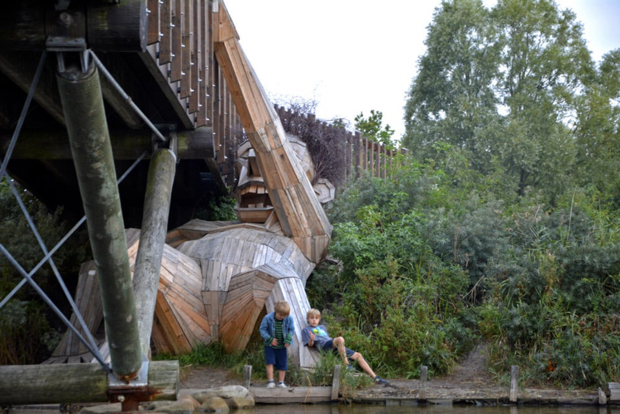 Permanentemente segurando uma ponte, Oscar Under the Bridge foi construído a partir de pallets usados. Foto: Thomas Dambo/Divulgação