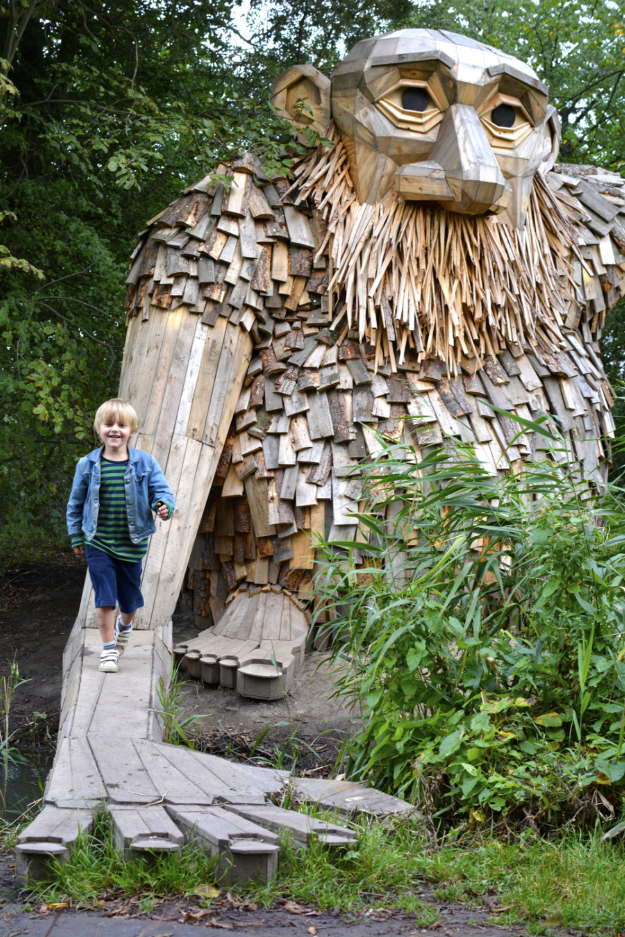 Para fazer Teddy Friendly, Dambo usou pedaços de madeira de árvores caídas no local em que a escultura foi montada. Foto: Thomas Dambo/Divulgação